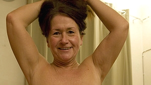 Fledgling gilf gets fingerblasted to a climax